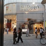スターバックス・コーヒー - 店内からパルコ前の人通りを眺める