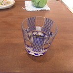 ヒガシノホウ - 1杯目、佐久の酒。酒器は江戸切子。酸を使わずきちんと彫ってあるもの。