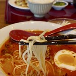 中華料理 百味園 - 麺は表面がなめらかでややスープと乖離する