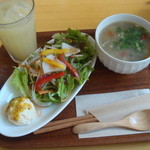 cafe Moi - 十六穀米スープとサラダとドリンク８００円（税抜）