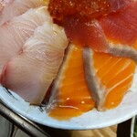 逢 サーモン料理専門刺身店 - 海鮮丼 1,180円