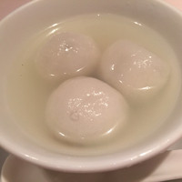 シェフス - ごま団子。これは鉄板ですね。
                柔ら団子がホクホクで美味しかったです。