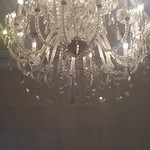 ガストロノミー ジョエル・ロブション - エントランスのシャンデリア