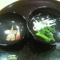 懐石料理 はし本 - お椀：わかめと白魚のお吸い物