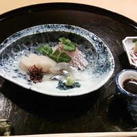懐石料理 はし本 - お造り：さゆり、ほたて、鯛