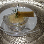 サーモンとリンゴのタルタル仕立て　トーストと共に