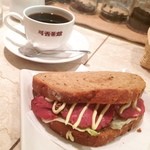 可否茶館 - モーニングサンドセット☆
パストラミビーフサンドとモーニングコーヒー♪
挽きたて豆のコーヒーは美味しい(๑′ᴗ‵๑)