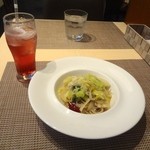 ナチュラルダイエットレストラン NODO - しらすとキャベツのペペロンチーノ（252. 1kcal、糖質 33. 2g）、野いちご酢（コラーゲン＋ヒアルロン酸入り、36kcal）