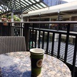 Honolulu Coffee - アラモアナショッピングセンター３階の開放的な空間　下の階にはスタバが見える