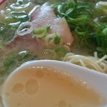 長浜ラーメン一龍亭 - 結構な脂汁ですが。