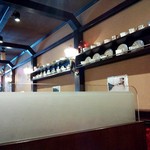 珈琲茶館 麦藁帽子 - 壁棚にはカップ＆ソーサーが♪