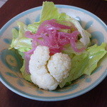 酢漬けのカリフラワーとグリーンサラダ