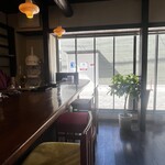 雪氷 Snow Ice - 明るい店内、カウンターは三席