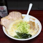 味源 - 料理写真:しおらーめん¥800、瓶ビール(中)¥650