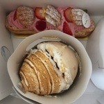 シンフラ - 今回はこの2つ。シトロン目当て。ってシトロンが横倒しに…。それと、木いちごとライチとバラのエクレア。