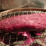 Sumibi Wagyuuyakiniku Jirouya - まずは目の前で炙って、厨房で低温調理して提供されます