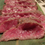 炭火和牛焼肉 じろうや - 見た目は真っ赤ですが、これが青かびでチーズのように発酵熟成させた『旬熟成』の肉の特徴です。
      チーズのような熟成のため、従来のドライエイジングと異なり、脂が酸化しませんね。