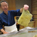 ドデカイ子持ち昆布を片手に大将の自慢げな顔(OK済)