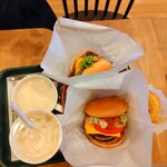 モスバーガー - クラムチャウダーとコーヒーシェイクをセットで。