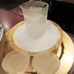 サラリムナム - 日本酒メニューの中に白鶴のみぞれ酒があったので注文。
      冷たいので、とても爽やかに頂けますが、冷酒や常温だとなかなか大衆的な風味のお酒です。
      でも、この甘さがタイ料理に合うのです♪
      