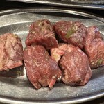 ホルモン焼肉 やまと - コリコリタン根本。歯応え良くジューシーで一番美味しかった。