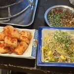 ホルモン焼肉 やまと - 最初に出たカクテキともやしナムル