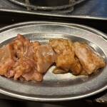 ホルモン焼肉 やまと - 左が喉がしら、右がホルモン