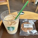 スターバックスコーヒー - ドリンク写真:アイスアーモンドミルクラテ、チョコレートチャンククッキー ¥701