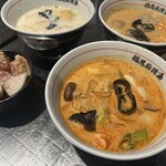 福恩麻辣湯 - 手前:トマト麻辣湯、左:ルーローハン