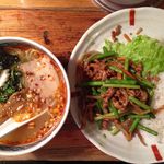 麺飯食堂 なかじま - 日替わりセット(950円)豚とニンニク芽の細切り炒め丼・ピリ辛マーラー麺