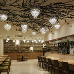 銀座カフェビストロ 森のテーブル - 目にも鮮やかな緑のベンチシートは気楽なお食事やティタイムに人気のエリアです