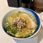 ロックンスリー - 料理写真:地鶏塩 1,500円＋荒切り地豚チャーシュー 300円
