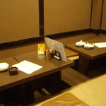 ごち魂 - 奥の小上がり席３卓。我々は左の席へ