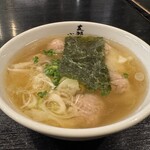 支那ソバ 小むろ - 料理写真:ワンタンスープ　600円税込。醤油のスープ。ぷりんにはカツオっぽい出汁が強く感じられました。（ホントか？）