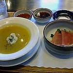 ステーキハウス　おおくぼ - 前菜（生ハム）＆スープ