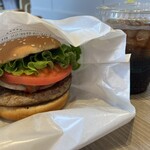 フレッシュネスバーガー - 料理写真:クラシックバーガー(690円)とコカコーラ(T)(330円)