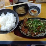 まねきや - ホルモン鉄板定食（御飯大盛）
