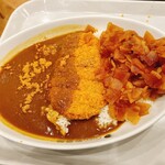 CoCo壱番屋 - 料理写真:カツカレー 福神漬けと辛味スパイスは使い放題