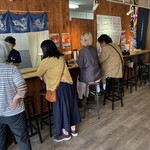 的野水産 - 簡素なカウンター席