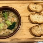 オリーブの丘 - 料理写真:「えびとブロッコリーのアヒージョ(バケット3コ付)」539円税込み♫