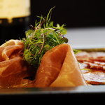 ワイン&カジュアルイタリアン  amaze - “国産生ハムとイタリアサラミ盛り合わせ”全国で10店舗ほどしか取り扱いのない岩手県産佐助豚の生ハム♪