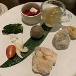 sumiya yakuzen - 野沢菜漬♡夏野菜のハーブピクルス♤ハーブチーズ♢参鶏湯♧赤ビーツと豆の煮込み♡ひよこ豆のフムス♤蒸し焼売♢蒸し団子♧鶏の含め煮