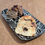 トルヴェ - 左上がチョコとピスタチオのスコーン♪   右下がラムレーズンとゴルゴンゾーラ♪
