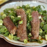 もみじ亭 - 「和牛タタキ ( ネギたっぷり)」100g 〜  2200円〜
ネギまみれで何の料理か伝わらないから
サーロインを引っぱり出したがあまり上手く撮れなかった