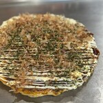 もみじ亭 - キレイなビジュアルで到着したまん丸お好み焼き