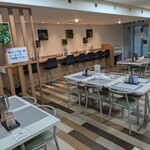 凸凹29ごはん(デコチカ) - 壁際にカウンター席もあります。