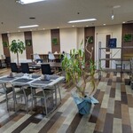 凸凹29ごはん(デコチカ) - かなり広い店内のテーブル席