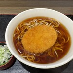 いろり庵きらく - 料理写真:コロッケそば¥590
