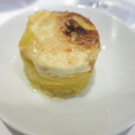 レ セゾン - 厳選国産牛フィレ肉に赤ワインを香らせて　モワル添え