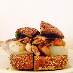パーラー江古田 - チキンと舞茸のオーブン焼き・新玉葱とスナップエンドウ  ごまパン